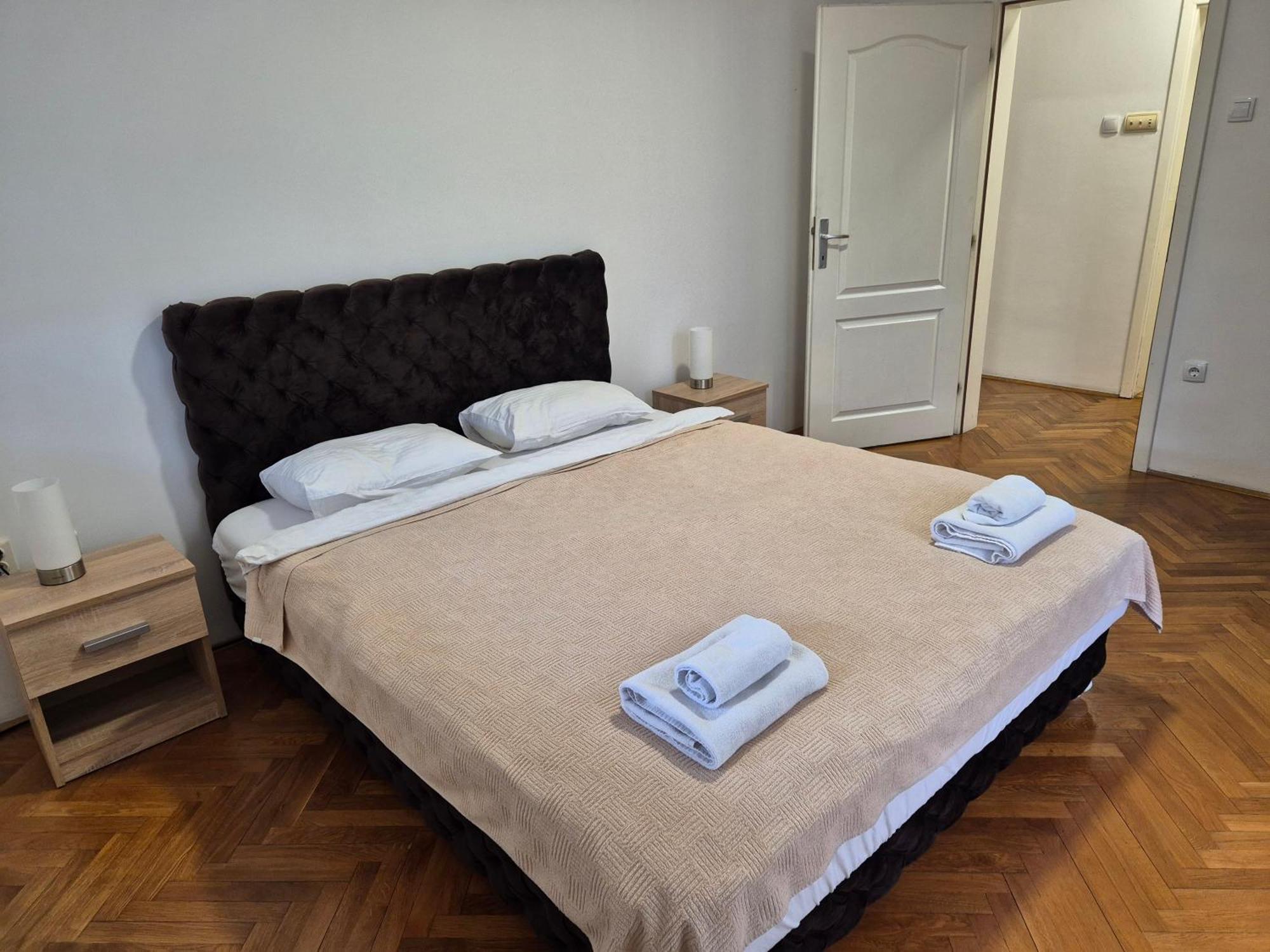 Apartmani Jasmin โนวีซาด ภายนอก รูปภาพ