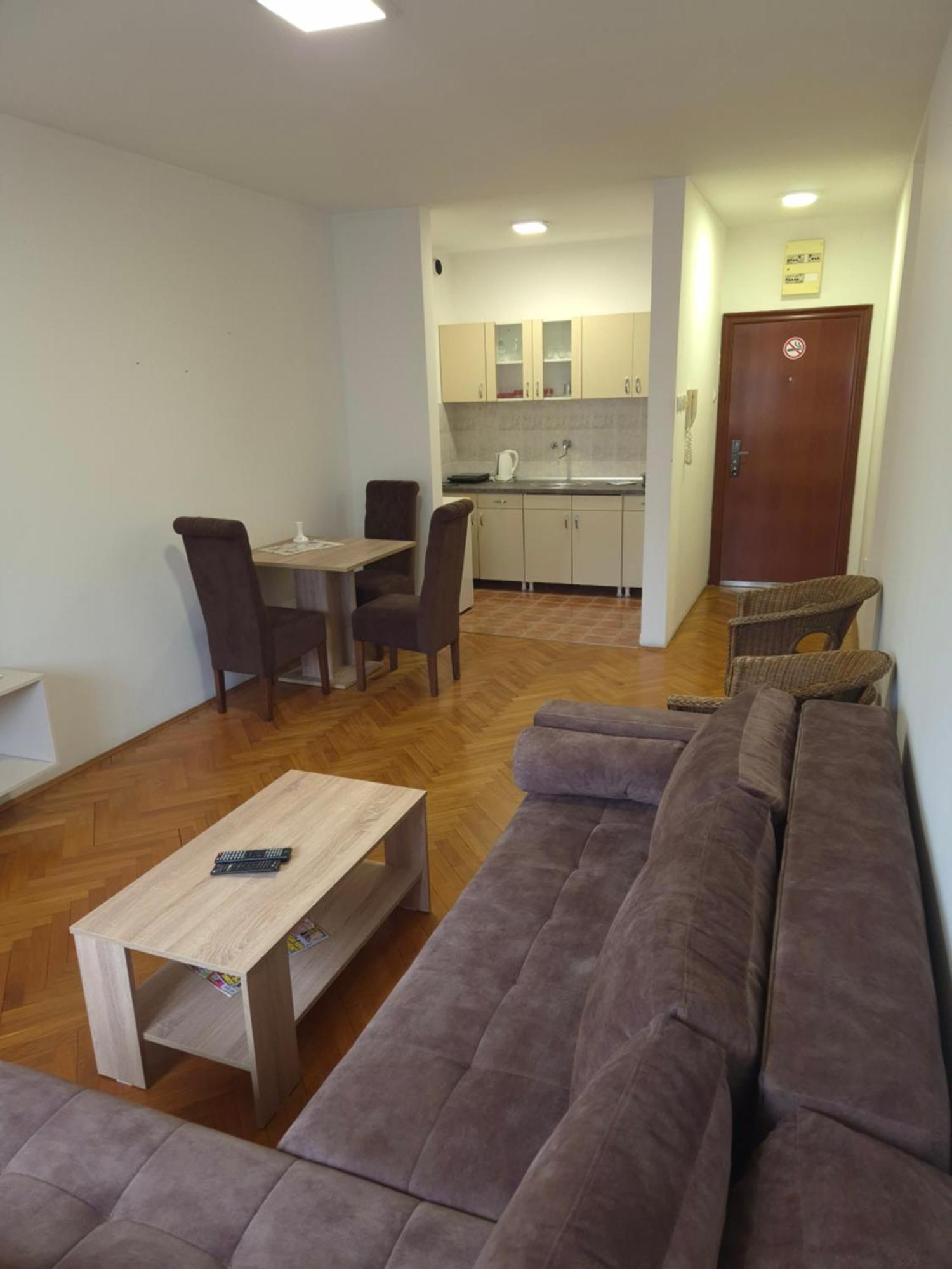 Apartmani Jasmin โนวีซาด ภายนอก รูปภาพ