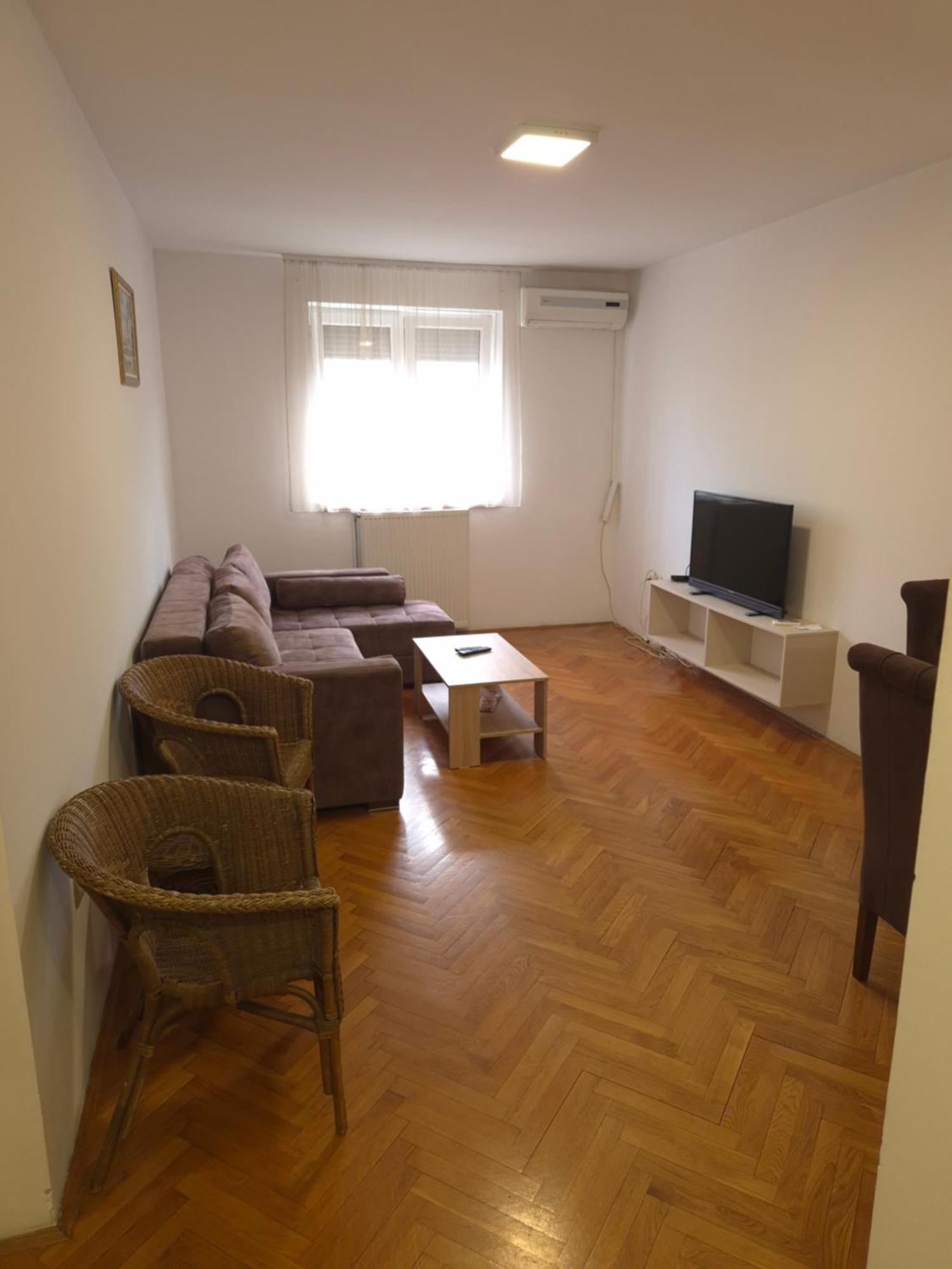 Apartmani Jasmin โนวีซาด ภายนอก รูปภาพ